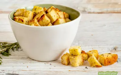 Goldbraune, knusprige Croutons mit Kräutern, perfekt zum **croutons selber machen** für Salate oder Suppen.