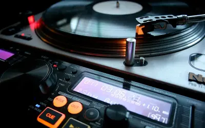 Pionierzy muzyki elektronicznej: Kto ukształtował brzmienie współczesności?