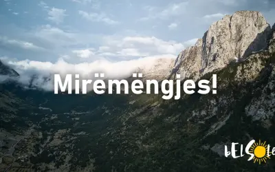 Góry Albanii, gdzie albania język urzędowy wita "Mirëmengjes!". Widok na dolinę i skaliste szczyty.