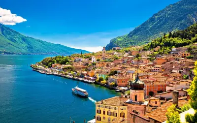 Un borgo pittoresco sul lago, con case colorate e montagne verdi. Un luogo ideale per capire dove si vive meglio in Italia.