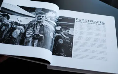 Mężczyzna z aparatem fotograficznym na szyi, w stroju z symbolem aparatu. Czy to on wynalazł fotografię?