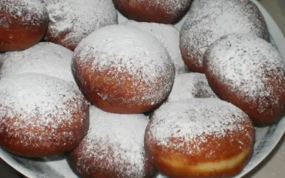 Pyszne, świeżo usmażone paczki posypane cukrem pudrem. Idealne, gdy zastanawiasz się, jak zrobić paczki na tłusty czwartek.