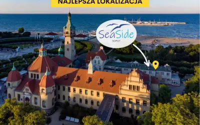 Widok z lotu ptaka na Sopocką plażę, morze, molo i zabytkowe budynki.