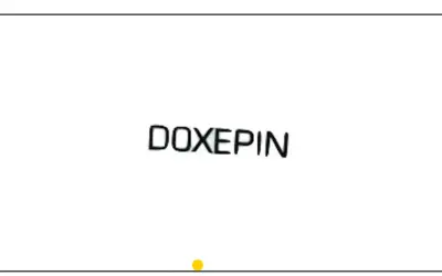Napis "DOXEPIN" na białym tle. Pod nim mała żółta kropka.