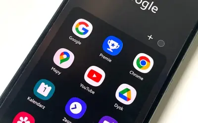 Ekran telefonu z ikonami Google, Mapy, YouTube, Chrome. Jak wylogować konto Google z innych urządzeń?