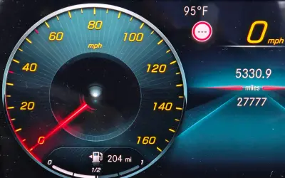 Deska rozdzielcza Mercedesa 200 pokazuje 0 mph, 95°F i 27777 mil.