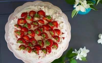 En vacker jordgubbstårta, perfekt för ett sommarfika. Detta jordgubbstårta recept är en klassiker.