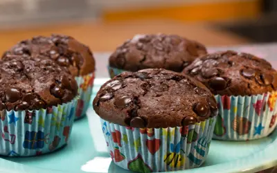 Saftige Schokomuffins mit vielen Schokostückchen, perfekt für ein schnelles schokomuffins rezept.