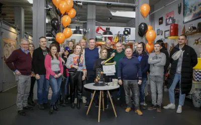 Aktorzy lombardu "Życie pod zastaw" świętują 500. odcinek. Grupa ludzi pozuje do zdjęcia z tortem i tabliczką klapsową.