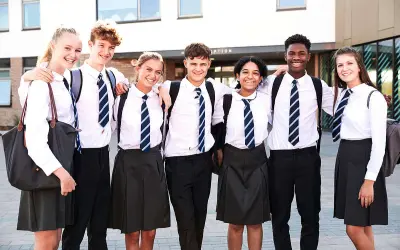 Glückliche Schüler in Deutschland tragen ihre Schuluniformen.