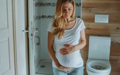 Kobieta w ciąży w 3 trymestrze odczuwa ból brzucha jak na okres.