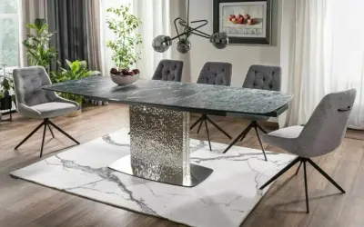 Elegancka jadalnia w stylu glamour: marmurowy stół, pikowane krzesła i błyszcząca podstawa stołu tworzą luksusową atmosferę.