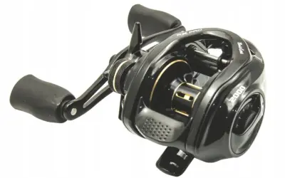 Czarny kołowrotek spro Baitcast 2000 z uchwytem i złotymi detalami.