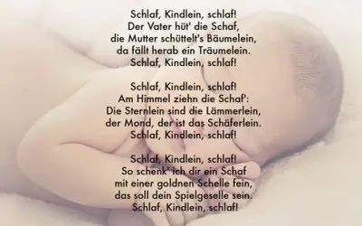 Ein schlafendes Baby, umgeben von den Zeilen eines klassischen Kinderlieds. Diese kinder schlaflieder sind perfekt zum Einschlummern.