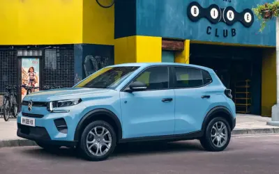 Błękitny Citroen EC3 zaparkowany przed Bike Clubem.