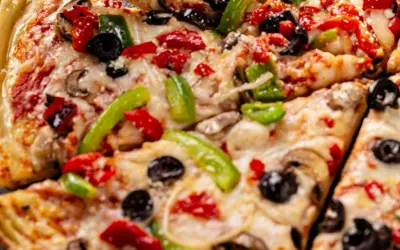 Pyszna pizza z serka wiejskiego, z pieczarkami, papryką i oliwkami. Idealna na szybki obiad.
