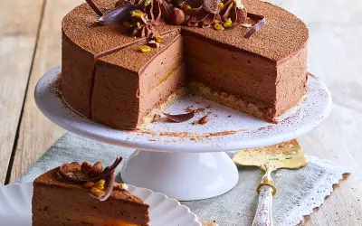 Un gâteau royal chocolat, mousseux et garni de fruits, prêt à être dégusté. Une recette gourmande pour un plaisir intense.