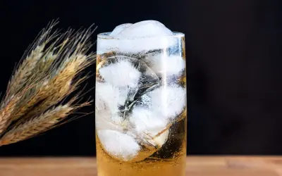 Ein erfrischender Whisky Soda mit viel Eis, daneben ein paar Ähren.