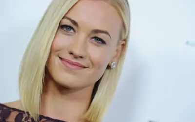 Blondynka z błękitnymi oczami, być może to ona opowie prawdziwą historię emigracji rodziców polskiego gwiazdora Hollywood.