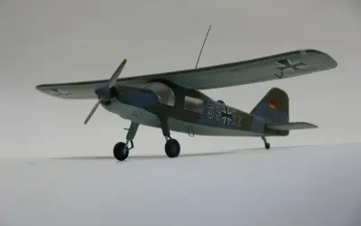 Modellflugzeug mit der Kennung do27, in Tarnfarben, mit deutschen Hoheitszeichen und der Nummer 56+13.