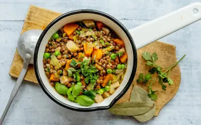 Herzhaftes Linsengericht mit Karotten, Erbsen und Kräutern. Ein tolles erbsen rezept für kalte Tage.