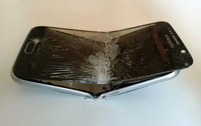 Zgięty i pęknięty ekran Samsunga. Trudne odzyskiwanie danych z uszkodzonego telefonu, ale możliwe.