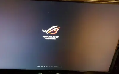 Logo ROG "Republic of Gamers" y mensaje "Press DEL or F2 to enter UEFI BIOS setting". La tecla ASUS BIOS es F2.