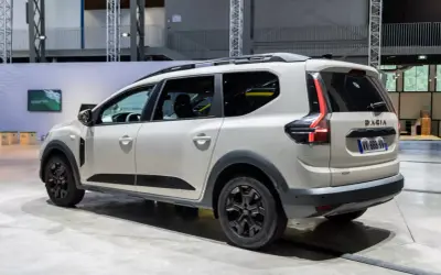 Biały Dacia Jogger, wszechstronny mpv, prezentuje się na wystawie.
