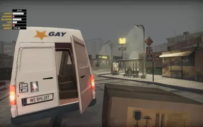 Symulator kuriera: biały van z napisem "GAY" i gwiazdą, otwarte drzwi z paczkami w środku, miejski krajobraz.
