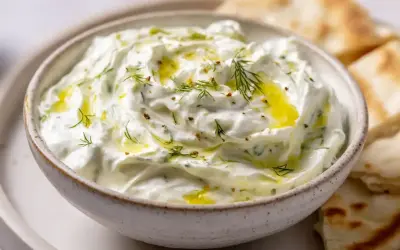 Krämig tzatziki med dill och olivolja, perfekt till pitabröd. Ett enkelt tzatziki recept att prova!