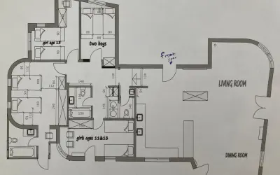 Szerokość korytarza w domu jest kluczowa dla komfortu. Na planie widać różne wymiary, np. 120 cm przy wejściu do salonu.