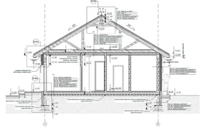 Przekrój przez budynek, szczegółowy projekt architektoniczno budowlany z opisem warstw izolacji i konstrukcji.