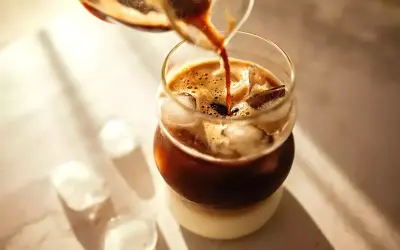Espresso hälls över is i ett glas, perfekt för ett uppfriskande iskaffe recept.