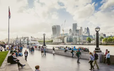 Spacerem po Tamizie, podziwiając panoramę Londynu. Idealne miejsce na wakacje w Anglii.