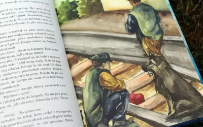 Opis psa Lampo: pies siedzi obok mężczyzny na dachu, czujnie obserwując otoczenie.