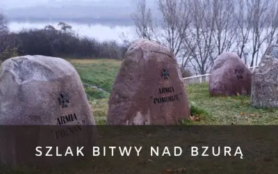 Kamienie pamięci z nazwami armii upamiętniają bitwę nad Bzurą. W tle rzeka i drzewa.