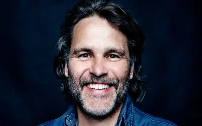 Erik Haag ler glatt i en blå skjorta. Ryktet om erik haag otrogen sprids som en löpeld.