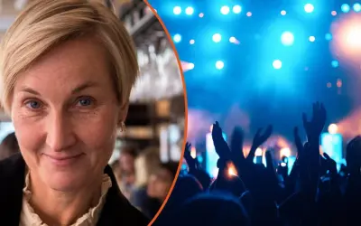 Christel Tholse Willers, en kvinna med kort blont hår, ler mot kameran. Till höger syns en publik med uppsträckta händer på en konsert.