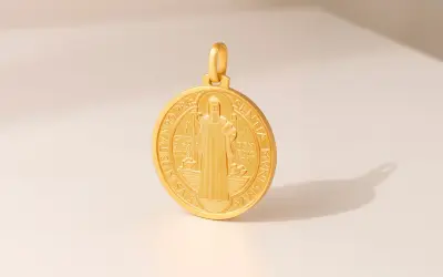 Medalla de San Benito, un símbolo de fe y protección, como una cadena virgen del carmen.