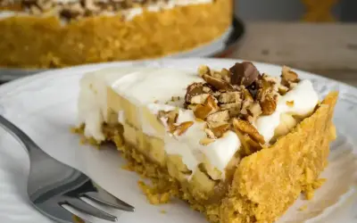 Pyszny kawałek fit banoffee z bananami, bitą śmietaną i orzechami. Idealny deser dla dbających o linię.