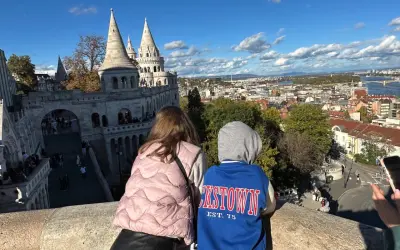 Dos niños disfrutan de la vista panorámica de Budapest desde el Bastión de los Pescadores, un lugar ideal para visitar con niños.