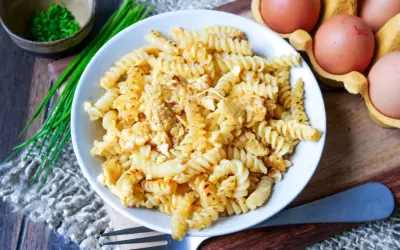 Fusilli-Nudeln mit Rührei, garniert mit Schnittlauch und Pfeffer. Ein einfaches, aber leckeres Gericht: Nudeln mit Ei.