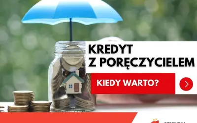 Skarbonka z domkiem i monetami pod parasolem symbolizuje bezpieczeństwo finansowe. Tekst "Kredyt z poręczycielem" sugeruje, że to rozwiązanie może pomóc w osiągnięciu stabilności.