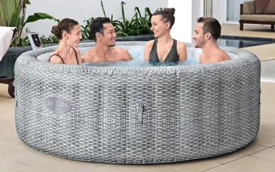 Cztery osoby cieszą się relaksem w dmuchanym jacuzzi Lay-Z-Spa Bali.