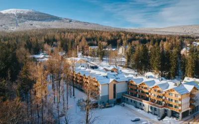 Zimowy krajobraz z hotelem Platinum Mountain & Spa. Opinie o tym miejscu są zazwyczaj pozytywne, a widok na ośnieżone góry zachwyca.
