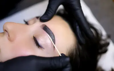 Laminacja brwi vs henna pudrowa: Co wybrać dla perfekcyjnych brwi?