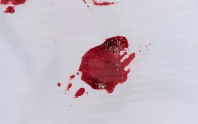 Jak usunąć stare plamy z kolorowych ubrań bez uszkadzania tkanin