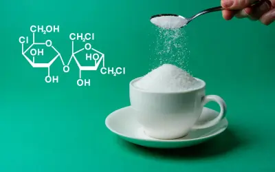 Wzór chemiczny sukralozy obok filiżanki cukru. Czy sukraloza a cukrzyca to dobry wybór?