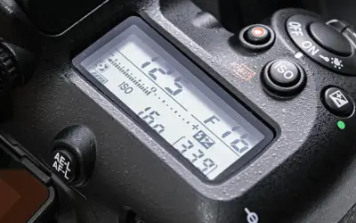 Wyświetlacz aparatu pokazuje ustawienia: ISO 160, przysłonę F1.8, czas 1/125s. To dane z wbudowanego światłomierza.