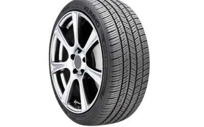 Kumho Ecsta PS71-däck på en silverfärgad fälg. Däcket har ett aggressivt mönster, perfekt för ett kumho ecsta ps71 test.